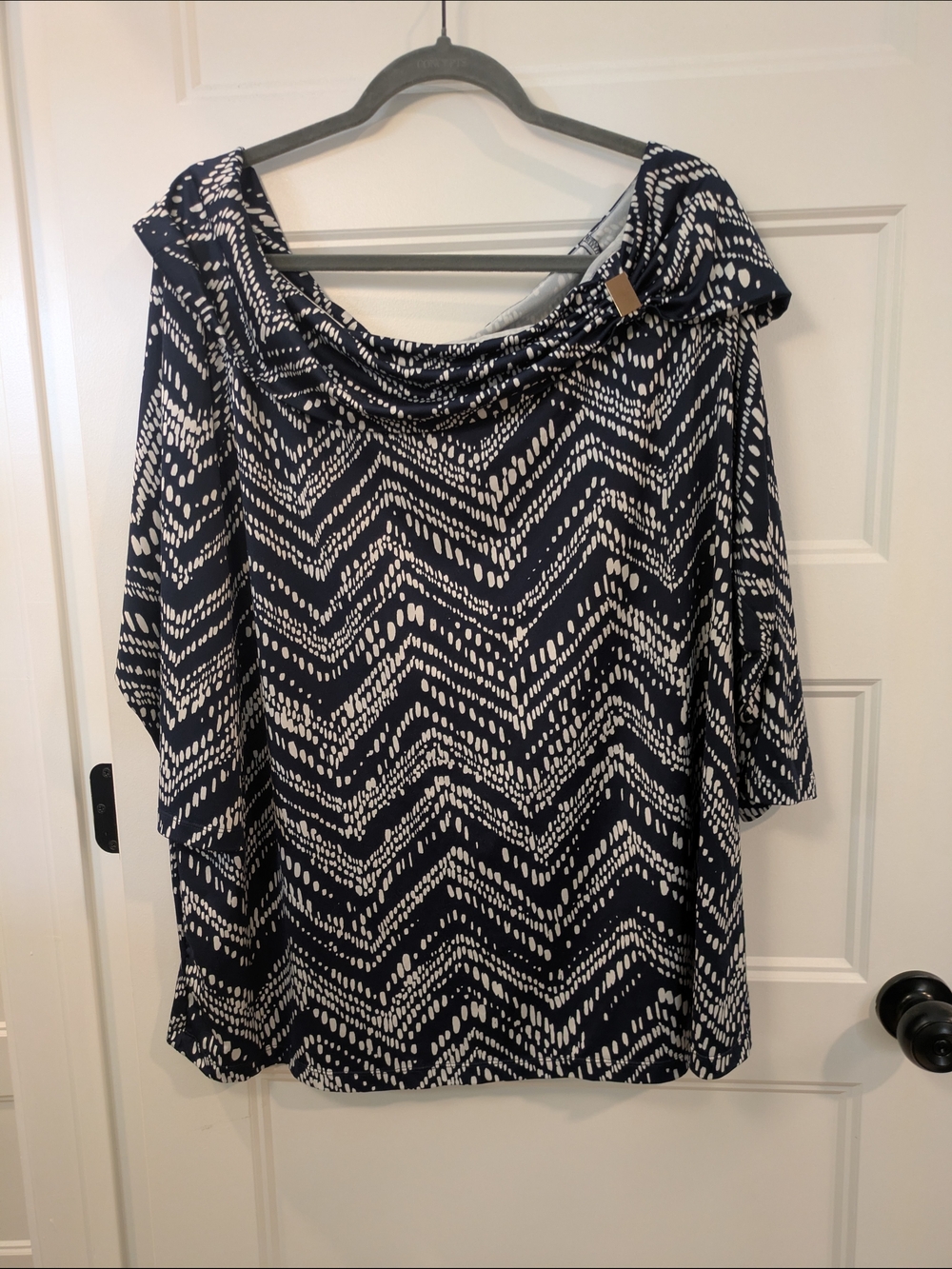 🔴 3/$15 Women’s Navy and White Patterned Off-Shoulder Top